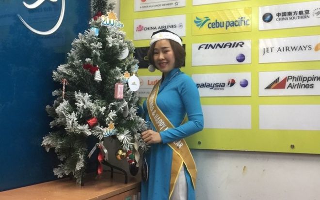 Nữ nhân viên quầy vé Vietnam Airlines trả lại túi nhựa chứa hơn 300 triệu đồng cho khách để quên