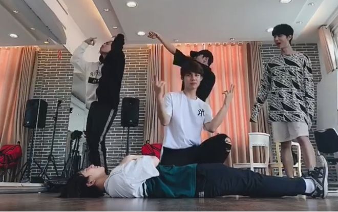 Clip: Ủng hộ em út Han Sara, Uni5 tung bản dance cover 'Đếm cừu' cực hài hước khiến fan 'té ngửa'
