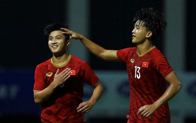 Martin Lo, Danh Trung giúp U22 Việt Nam đánh bại CLB Hong Kong