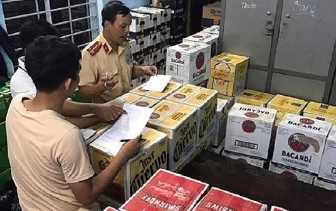 Bị CSGT yêu cầu dừng xe, tài xế chở hơn 4.000 chai bia và rượu lậu bỏ chạy ở Thừa Thiên - Huế