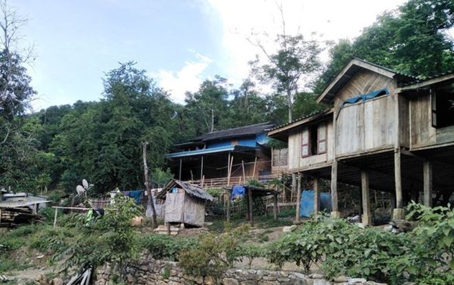 Đỉnh đồi nứt đôi, đe dọa vùi lấp hơn 40 nhà dân