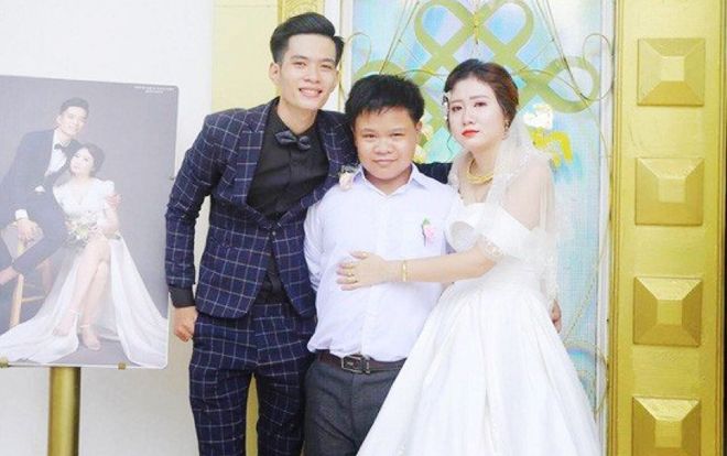 Cảm động trước câu chuyện em trai bị bệnh nhưng vẫn nuôi gà bán lấy tiền mua quà cưới tặng chị