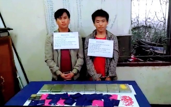 Bắt hai đối tượng vận chuyển 8 bánh heroin và 6.000 viên ma túy qua biên giới