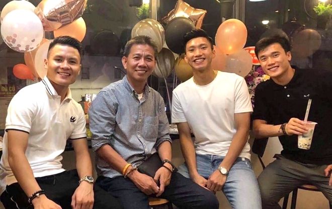 Quang Hải, Bùi Tiến Dũng động viên HLV Hoàng Anh Tuấn