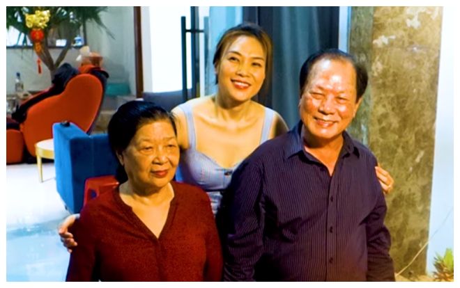 Mỹ Tâm tự làm pudding sầu riêng và bánh hoa quả tặng bố mẹ nhân ngày Vu Lan