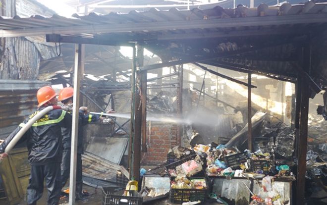 Cháy chợ ở Bình Định lúc rạng sáng, kịp thời giải cứu 2 bà cháu đang ngủ trong chợ