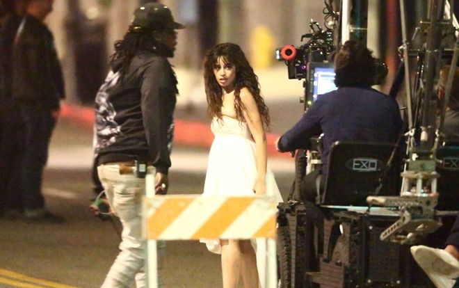 Camila Cabello mặc váy cưới đi chân trần trên phố: Người hâm mộ tự hỏi Shawn Mendes đang ở đâu?