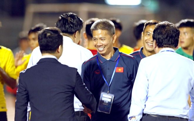 CĐV Việt Nam tranh cãi gay gắt chuyện HLV Hoàng Anh Tuấn từ chức