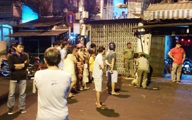 Người đàn ông cùng 3 thanh niên cầm dao xông vào nhà truy sát gia đình vợ cũ