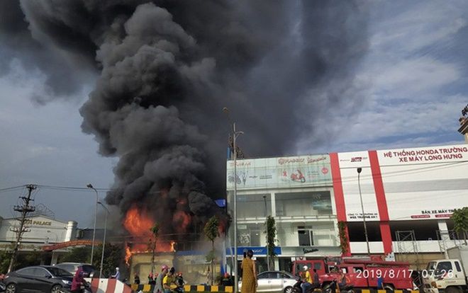 Siêu thị 90K ở Bắc Giang bất ngờ bốc cháy dữ dội