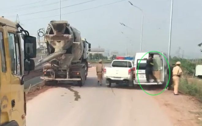 Cảnh sát nổ súng truy đuổi xe khách 16 chỗ vi phạm liều lĩnh bỏ chạy trên cao tốc Bắc Giang - Hà Nội