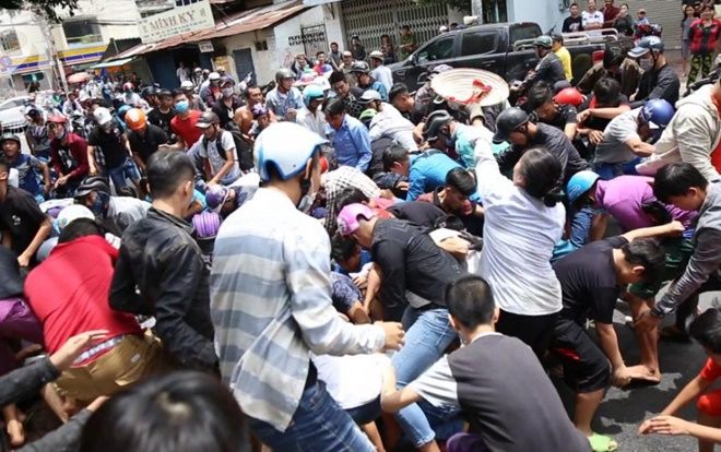 Khoảnh khắc đám đông chen lấn giật 'cô hồn' Rằm tháng 7 ở Sài Gòn khiến nhiều người lắc đầu ngao ngán