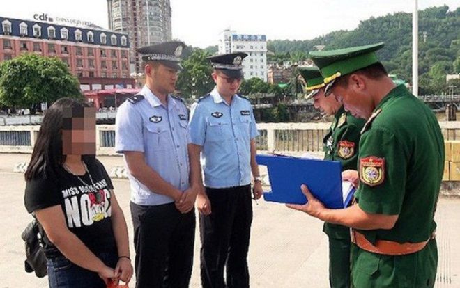 2 thiếu nữ sinh đôi 16 tuổi bị bạn của mẹ lừa bán sang Trung Quốc