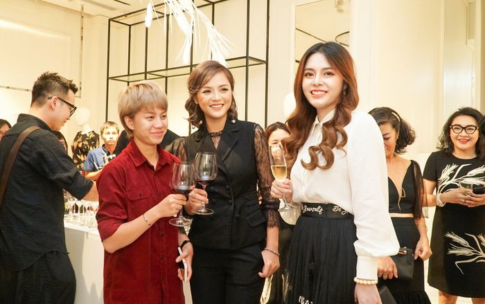 Dàn mỹ nữ 'Về nhà đi con' ăn diện trái ngược, vui vẻ cười nói khi hội ngộ nhau