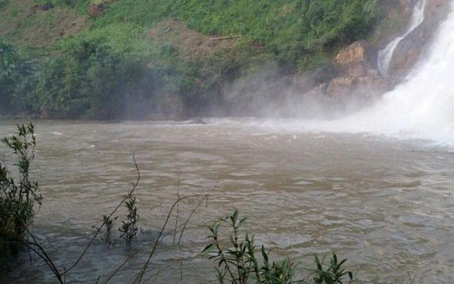 Tiềm kiếm 3 người bị nước cuốn mất tích khi đi tắm thác ở Gia Lai