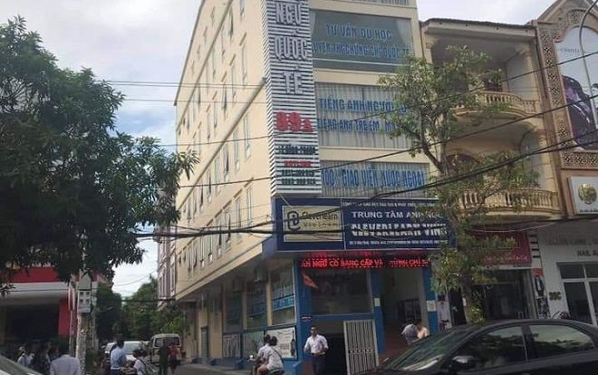 Thầy giáo người nước ngoài rơi từ tầng 4 xuống đất tử vong