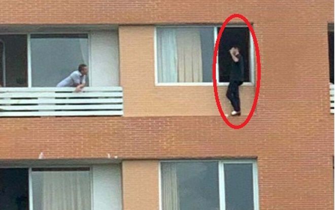 'Nghẹt thở' giây phút giải cứu người đàn ông nước ngoài đòi nhảy từ tầng 7 khách sạn xuống đất