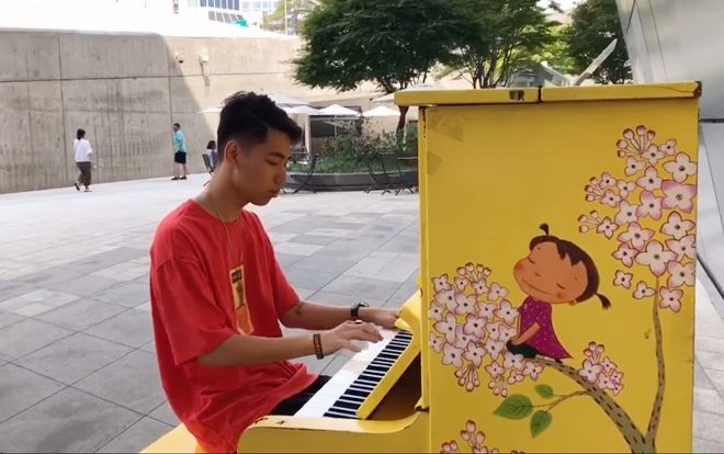 Ngẫu hứng chơi piano solo 'Hồng nhan' ngay giữa phố, K-ICM thu hút sự chú ý của người dân Seoul, Hàn Quốc