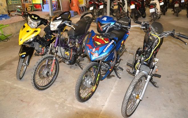 Bị CSGT truy đuổi, nhiều thanh thiếu niên tụ tập đua xe trái phép bỏ xe nhảy xuống sông tẩu thoát