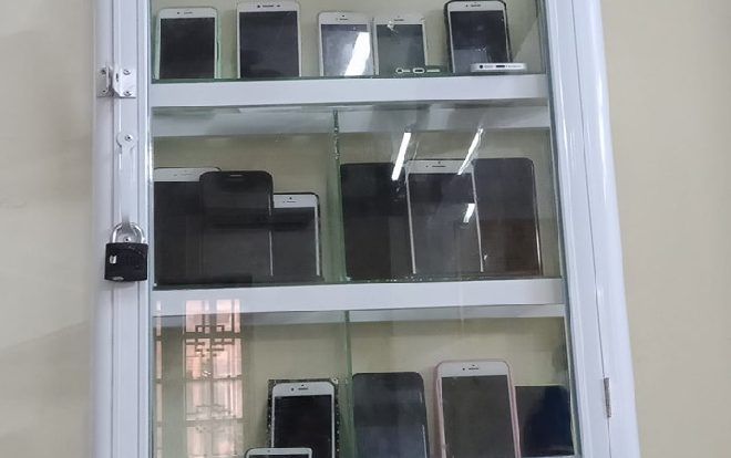 Lớp học có điều kiện, đầu tư hẳn một tủ khóa để ‘bảo quản’ hàng chục smartphone khiến cộng động mạng không khỏi trầm trồ