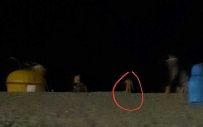 Phản cảm khách Trung Quốc khỏa thân tắm biển ở Đà Nẵng