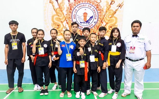 Cô gái lạ xuất hiện cùng Quang Hải