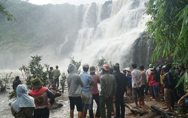 Tìm thấy thi thể 3 người bị nước cuốn mất tích khi đi tắm thác ở Gia Lai