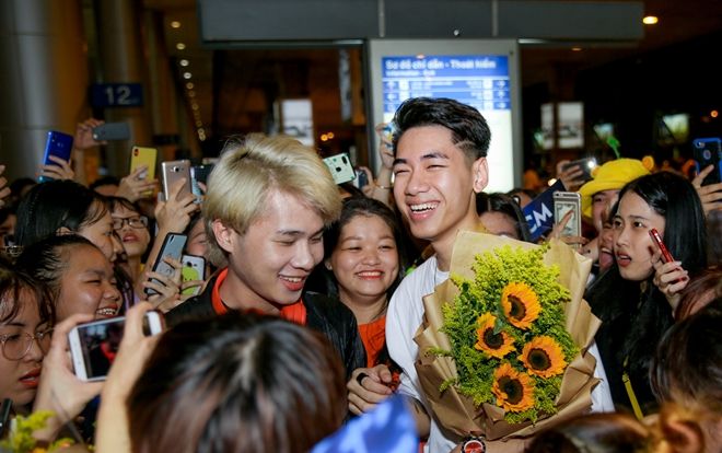 K-ICM và Jack choáng trước hàng trăm fan chào đón 'rần rần' tại sân bay lúc nửa đêm trong ngày trở về từ Hàn Quốc