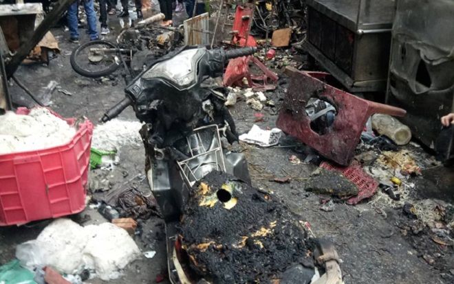 Hàng trăm bình gas mini phát nổ gây cháy lớn khiến hơn 10 người bị mắc kẹt ở Sài Gòn