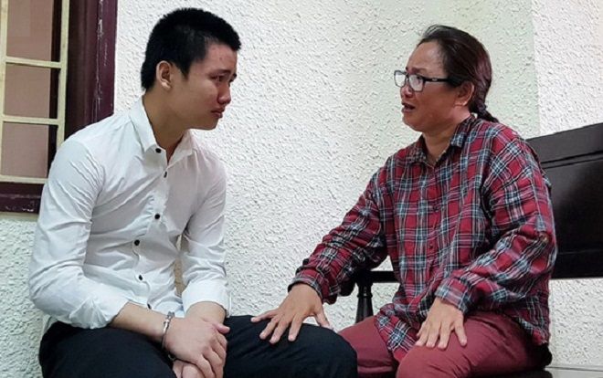 Thiếu niên đâm chết người vì bị nhắc vượt đèn đỏ khóc nức nở bên mẹ tại tòa