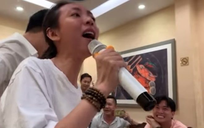 Clip: Quốc Trường (Về nhà đi con) cũng phải phấn khích vì giọng hát 'trời phú' của 'Hoa hậu làng hài' Thu Trang