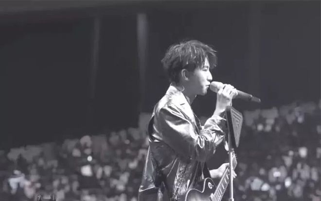 Studio Vương Tuấn Khải chỉnh ảnh thành đen trắng che giấu sự thiếu hụt fan only trong concert kỷ niệm TFBoys