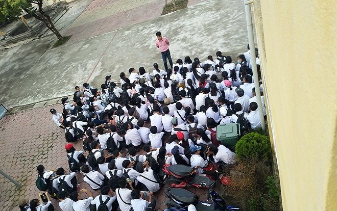 Khoảnh khắc 'nhọ' nhất năm của các cô cậu học trò: Từ giờ nhớ đội mũ bảo hiểm đi học nhé!