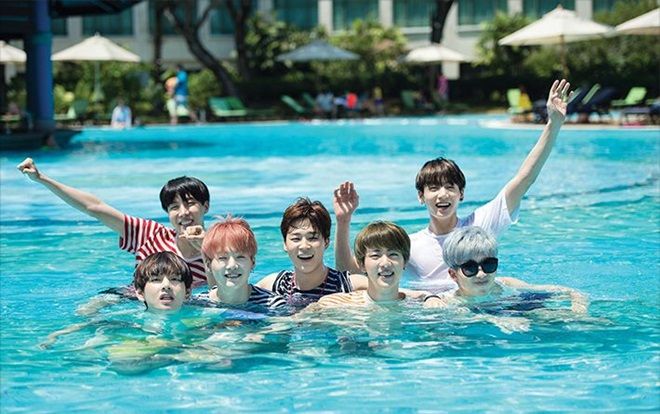 Kỳ nghỉ của BTS: Các anh chàng vui vẻ tận hưởng thời tiết mùa thu
