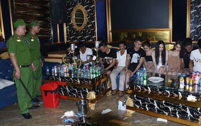 Bắt 20 thanh niên Nghệ An qua Hà Tĩnh 'bay lắc' tập thể trong quán karaoke