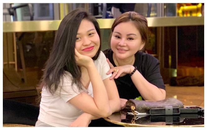 Lê Lộc đăng ảnh khoe mặt mộc xinh đẹp 'không son không phấn' cùng mẹ Lê Giang