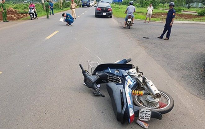 Không chấp hành hiệu lệnh dừng xe, nam tài xế tông Thượng úy CSGT nứt xương chậu