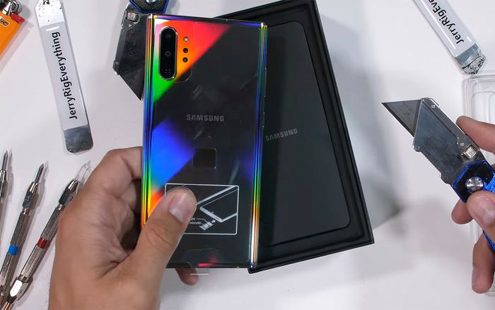 Tra tấn hơ lửa, bẻ cong siêu phẩm Galaxy Note10+ và cái kết khiến ai cũng bất ngờ