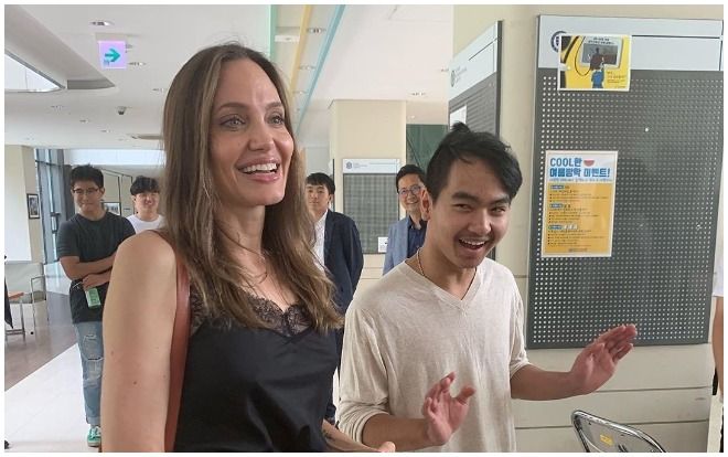 Angelina Jolie nước mắt rưng rưng khi để con trai cả ở lại Hàn Quốc nhập học