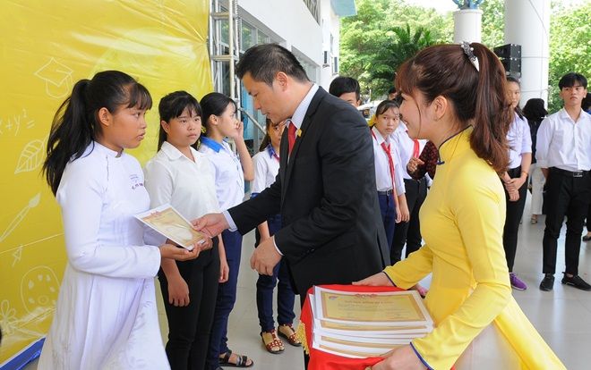 Nam A Bank trao học bổng và tuyên truyền bảo vệ môi trường cho học sinh tỉnh Long An