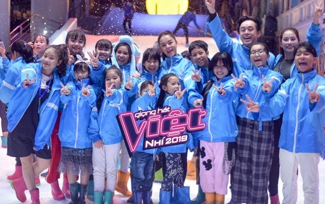 Dương Khắc Linh - Phạm Quỳnh Anh dẫn dàn trò cưng The Voice Kids trượt tuyết, ăn uống đúng như hứa hẹn