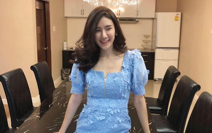 Ngắm nhan sắc đẹp say đắm của bạn gái tiền đạo ĐT Thái Lan