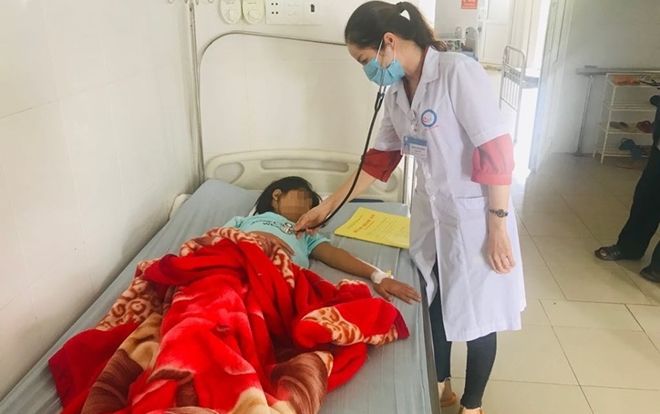 30 học sinh nhập viện nghi do ngộ độc thực phẩm sau bữa tối ở trại hè