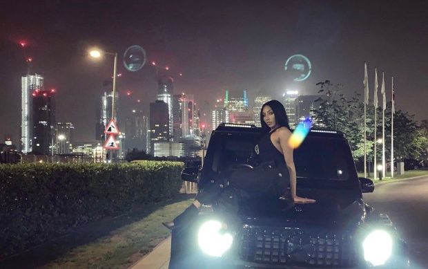 SỐC: Vợ Mahrez dạng chân gác lên vô lăng tổ lái giữa phố