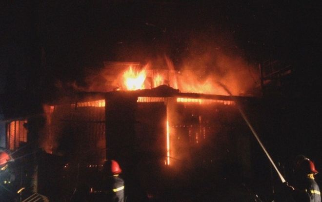 Gần trăm cảnh sát dập lửa 2 căn nhà bốc cháy nơi góc ngã tư chợ ở Đắk Lắk trong đêm