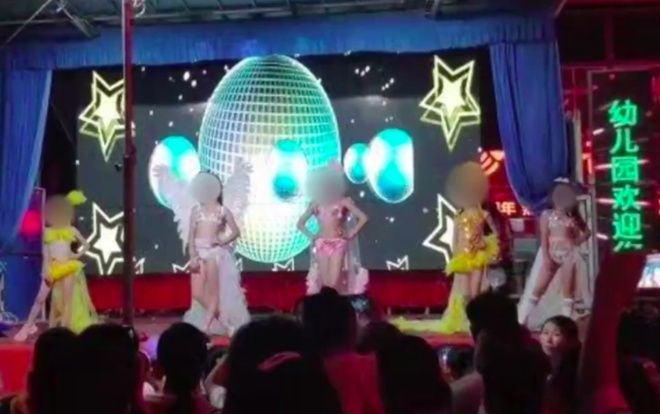 Trường mẫu giáo gây tranh cãi khi để các bé gái mặc bikini biểu diễn