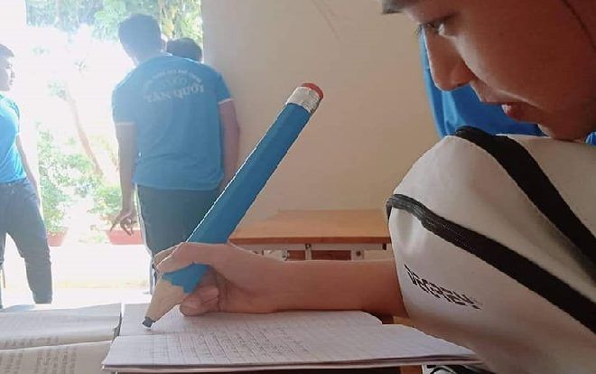 Nữ sinh sắm hẳn bút chì 'siêu to siêu khổng lồ' để sử dụng cả năm học khiến cộng đồng mạng không thể nhịn cười
