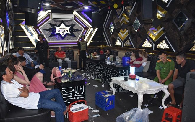 Đột kích quán karaoke lúc rạng sáng, phát hiện hàng chục dân chơi tụ tập sử dụng ma túy