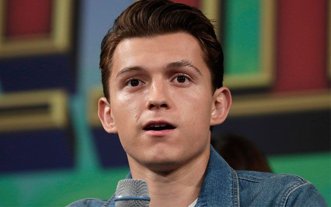 Tom Holland xuất hiện tại D23 Expo giữa tâm bão Sony / Disney nghỉ chơi và hô to 'I Love You 3000'