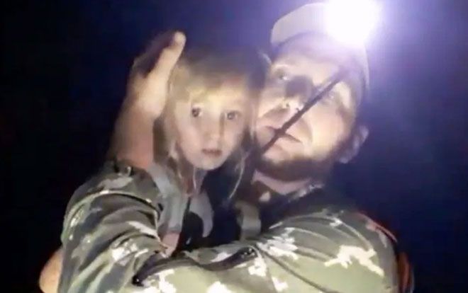 3 ngày đi lạc trong rừng và bị gấu nâu rình rập, bé gái 5 tuổi sống sót thần kỳ